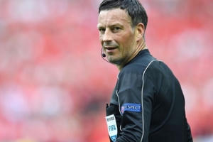 Trọng tài người Anh bắt chính trận chung kết Euro 2016