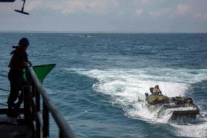 Tàu tấn công đổ bộ của Mỹ bị chìm trên biển, 8 người mất tích