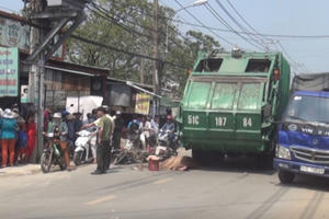 TP HCM: Bị xe chở rác cán, 1 học sinh tử vong thương tâm