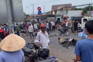 Ít nhất 5 người thiệt mạng sau cú đâm liên hoàn của container vào 18 xe máy đang dừng đèn đỏ tại Long An