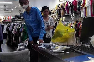 Bắt khẩn cấp nam thanh niên dí dao vào cổ chủ cửa hàng quần áo để cướp tài sản ở huyện Ứng Hoà