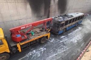 Xe buýt bị cháy rụi giữa hầm chui An Sương