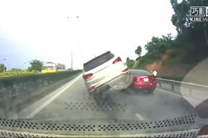 Quảng Ninh: Ôtô lộn nhào khi húc vào đuôi xe phía trước