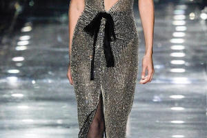 Chị em Gigi Hadid, Bella Hadid diện đồ xuyên thấu lên sàn diễn