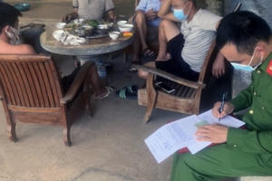 5 người tụ tập ăn nhậu bị đề nghị xử phạt 75 triệu đồng