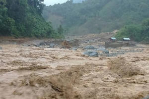 Thanh Hoá: Trưởng công an xã bị đất đá chôn vùi khi đi chống lũ
