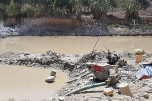 Khai thác vàng trái phép, người đàn ông bị tịch thu máy móc, phạt 60 triệu đồng