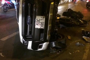 Ô tô tông kinh hoàng, 1 người rơi từ trên cầu xuống đất