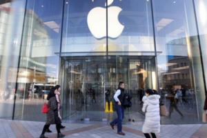 Hạ dự báo doanh thu, cổ phiếu Apple lao dốc mạnh