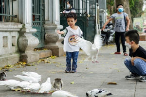 Phố đi bộ quanh hồ Gươm đông vui, thanh bình như chưa từng có dịch Covid-19