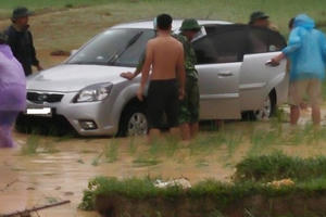 Thanh Hóa: Bão giật mạnh, ô tô lao xuống ruộng