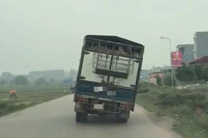 Bắc Giang: Xe tải chở lợn nghiêng 45 độ vẫn chạy băng băng trên đường khiến nhiều người khiếp vía