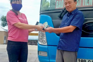 Lâm Đồng: Thầy giáo trao trả 42 triệu đồng cho người bị rơi trên xe khách
