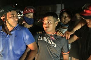 Dùng 'ảnh nóng' bắt người phụ nữ trẻ có chồng 'cống' cả tình lẫn tiền