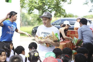 Nguyên Vũ tặng gạo giúp bà con nghèo ảnh hưởng bởi dịch Covid-19