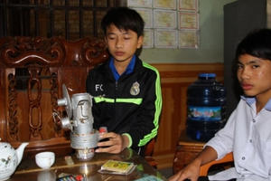 Máy phát điện bằng năng lượng mặt trời của hai chàng trai tuổi 16 Máy phát điện bằng năng lượng mặt trời của hai chàng trai tuổi 16