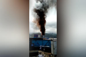 Cột khói đen cao hàng chục mét từ nhà máy nhiệt điện Vĩnh Tân