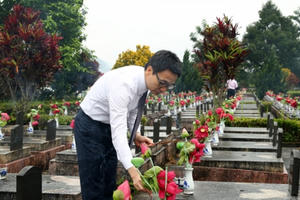 Phó Thủ tướng Vũ Đức Đam dâng hương tưởng niệm các anh hùng, liệt sĩ