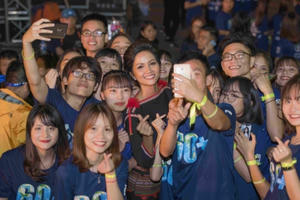 Hoa hậu H'hen Niê làm đại sứ chiến dịch Giờ trái đất