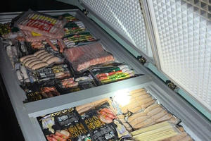 Bắt giữ hơn 1 tấn xúc xích và 5,3 tấn chân gà không rõ nguồn gốc