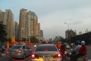 Clip: Thách thức dòng người, tài xế VinaTaxi ngang nhiên đi ngược chiều trong giờ cao điểm