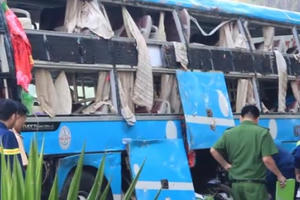 [Clip]: Hiện trường vụ va chạm giữa tải và xe khách ở Bình Dương khiến ít nhất 7 người thương vong