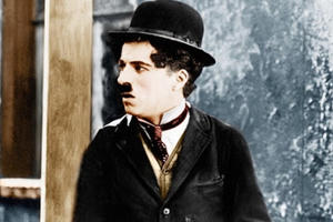 Truyền nhân của 'Vua hề Sác-lô' lên sàn catwalk