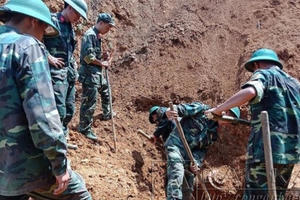 Phát hiện quả bom nặng 400kg ven đường