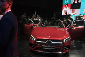 Cô Kim “siêu vòng 3” được tặng liền lúc 5 chiếc Maybach