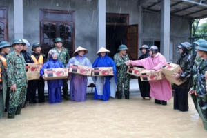 Quân đội giúp dân ứng phó mưa lũ miền Trung