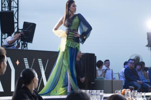 Nguyễn Thị Thành catwalk xuất thần trong show diễn của Vincent Đoàn