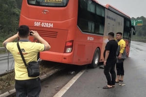 Thêm một vụ xe khách mất lái đâm đổ hộ lan trên Cao tốc Nội Bài – Lào Cai