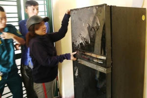 Hỏa hoạn tại chung cư, phá nhầm cửa nhà hàng xóm để... dập lửa