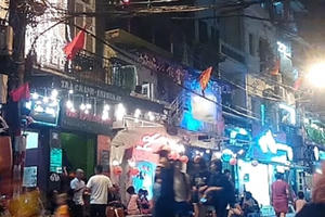 Phì phèo khói shisha giữa phố cổ.