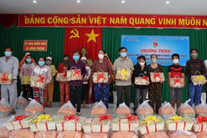 Ban Thường vụ Đoàn Bộ Tư pháp thăm, tặng quà gia đình chính sách tại Bình Thuận