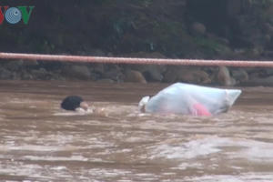 Sự thật vụ học sinh chui túi nilon vượt suối lũ tới trường ở Điện Biên
