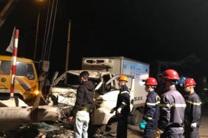 Xe tải tông xe máy đi ngược chiều, 3 người tử vong