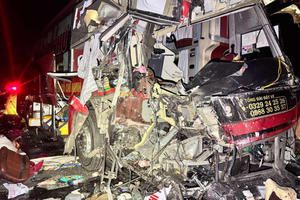 Hai xe giường nằm va chạm trên cao tốc khiến 3 người tử vong