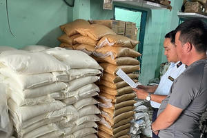 Phát hiện, tạm giữ gần 2 tấn đường không rõ nguồn gốc, xuất xứ tại TP HCM