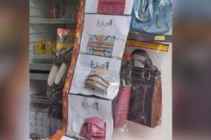 Thị trường khẩu trang cho cô hồn ở Singapore