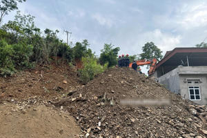 Sạt lở đất vùi lấp 3 người trong một gia đình ở Bắc Kạn