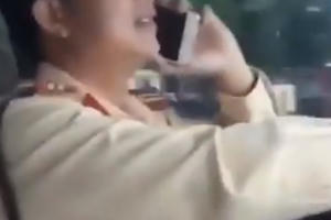 [Clip]: Xôn xao clip CSGT sử dụng điện thoại, không thắt dây an toàn khi điều khiển ô tô