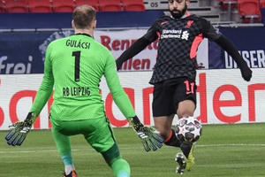 5 phút tưng bừng, Liverpool mở toang cửa vào tứ kết Champions League