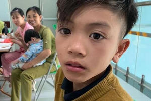 Bé trai 13 tuổi dùng chân làm phanh đạp xe từ Sơn La xuống Hà Nội thăm em