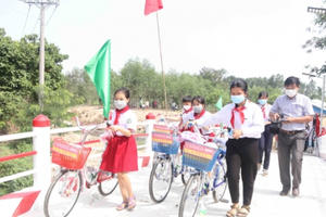 Báo Pháp luật Việt Nam phối hợp trao tặng gần 100 xe đạp cho học sinh nghèo ở huyện Xuân Lộc