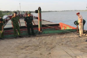 Giám đốc một Công ty thuê người làm hóa đơn giả để vận chuyển cát trái phép