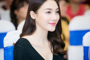 8 mỹ nhân tuyệt sắc từng qua tay cầu thủ Mạc Hồng Quân