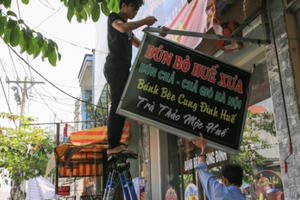 TP HCM: Nhiều hộ dân tự tháo bảng hiệu chiếm vỉa hè