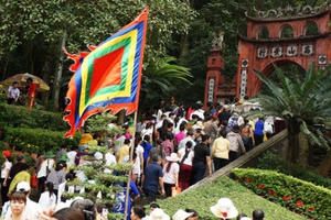 Hàng triệu lượt người đã đổ về Đền Hùng bái Tổ