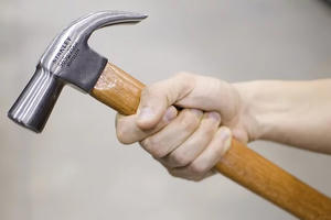 Dùng búa đánh con trai nhập viện xong đến đồn Công an trình báo